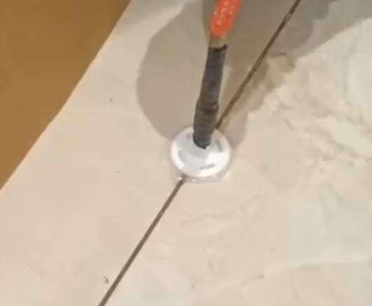北林瓷砖空鼓维修公司专业解答瓷砖在铺贴过程中，如果没有涂抹均匀到位的粘结材料（如水泥砂浆或瓷砖胶），可能会导致以下问题