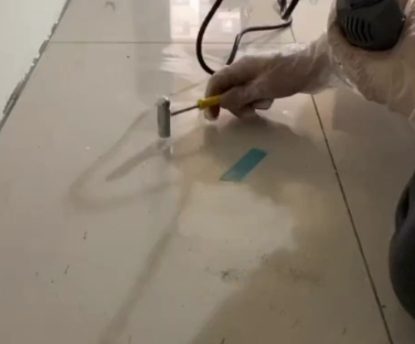 北林瓷砖开裂维修公司专业分享瓷砖在铺贴前如果没有沥干水分，将会导致以下问题